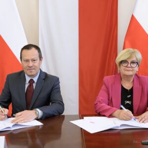 Zdjęcie przedstawia uczestników podpisania umów w ramach programu ochrony ludności i obrony cywilnej