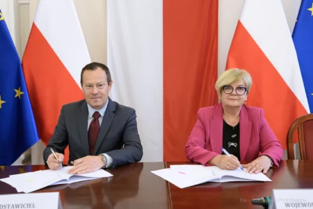 Zdjęcie przedstawia uczestników podpisania umów w ramach programu ochrony ludności i obrony cywilnej