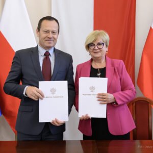 Zdjęcie przedstawia uczestników podpisania umów w ramach programu ochrony ludności i obrony cywilnej