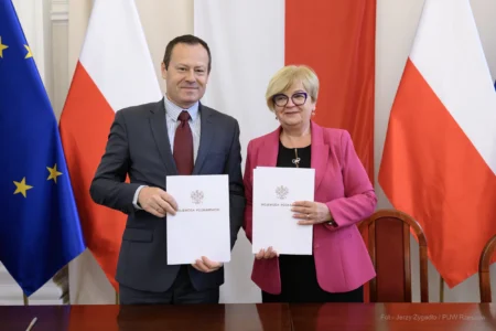 Zdjęcie przedstawia uczestników podpisania umów w ramach programu ochrony ludności i obrony cywilnej