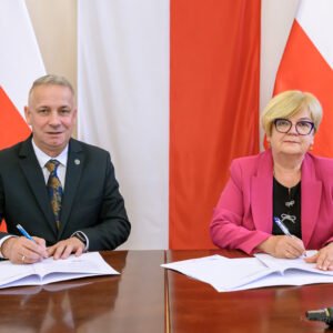 Zdjęcie przedstawia uczestników podpisania umów w ramach programu ochrony ludności i obrony cywilnej