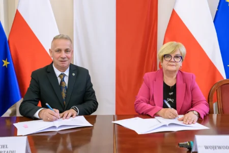 Zdjęcie przedstawia uczestników podpisania umów w ramach programu ochrony ludności i obrony cywilnej