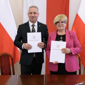 Zdjęcie przedstawia uczestników podpisania umów w ramach programu ochrony ludności i obrony cywilnej