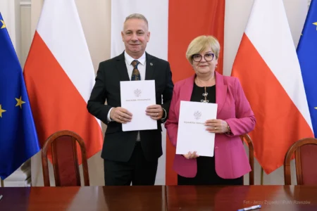 Zdjęcie przedstawia uczestników podpisania umów w ramach programu ochrony ludności i obrony cywilnej