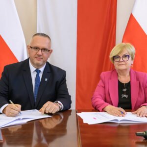 Zdjęcie przedstawia uczestników podpisania umów w ramach programu ochrony ludności i obrony cywilnej