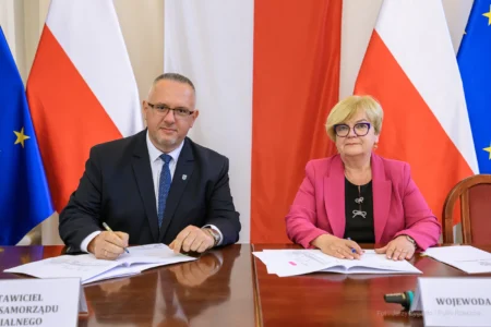 Zdjęcie przedstawia uczestników podpisania umów w ramach programu ochrony ludności i obrony cywilnej