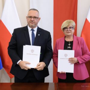 Zdjęcie przedstawia uczestników podpisania umów w ramach programu ochrony ludności i obrony cywilnej