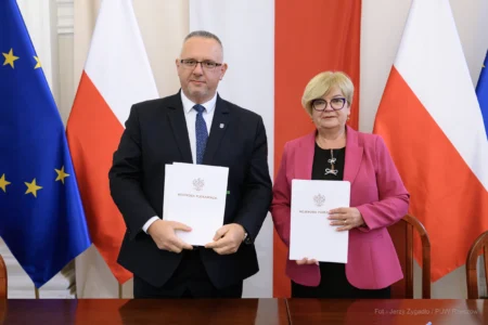 Zdjęcie przedstawia uczestników podpisania umów w ramach programu ochrony ludności i obrony cywilnej