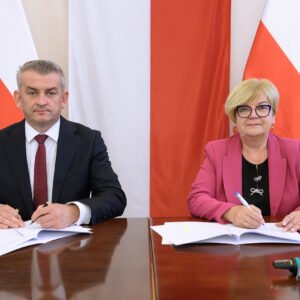 Zdjęcie przedstawia uczestników podpisania umów w ramach programu ochrony ludności i obrony cywilnej