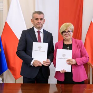 Zdjęcie przedstawia uczestników podpisania umów w ramach programu ochrony ludności i obrony cywilnej