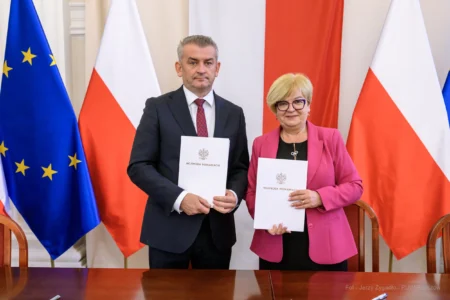 Zdjęcie przedstawia uczestników podpisania umów w ramach programu ochrony ludności i obrony cywilnej