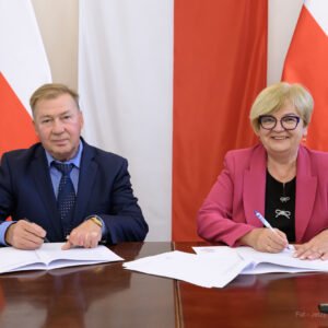 Zdjęcie przedstawia uczestników podpisania umów w ramach programu ochrony ludności i obrony cywilnej