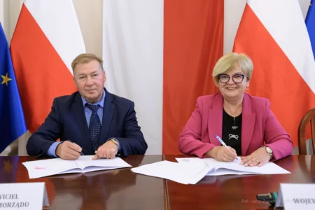 Zdjęcie przedstawia uczestników podpisania umów w ramach programu ochrony ludności i obrony cywilnej