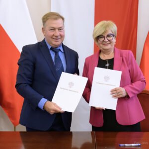 Zdjęcie przedstawia uczestników podpisania umów w ramach programu ochrony ludności i obrony cywilnej