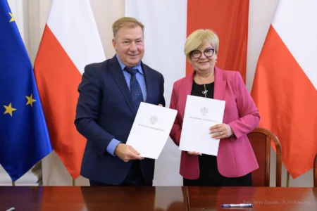 Zdjęcie przedstawia uczestników podpisania umów w ramach programu ochrony ludności i obrony cywilnej