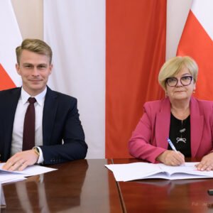 Zdjęcie przedstawia uczestników podpisania umów w ramach programu ochrony ludności i obrony cywilnej