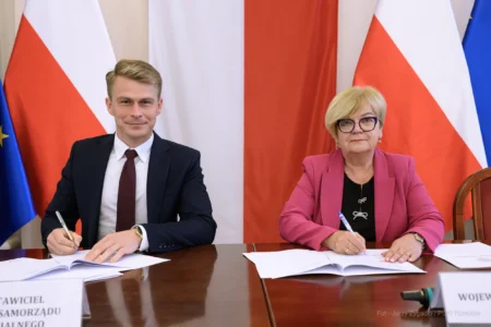 Zdjęcie przedstawia uczestników podpisania umów w ramach programu ochrony ludności i obrony cywilnej