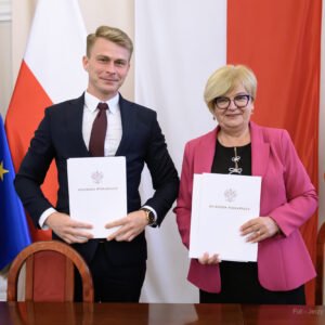 Zdjęcie przedstawia uczestników podpisania umów w ramach programu ochrony ludności i obrony cywilnej