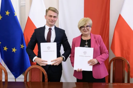 Zdjęcie przedstawia uczestników podpisania umów w ramach programu ochrony ludności i obrony cywilnej