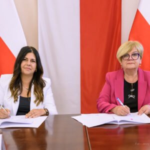 Zdjęcie przedstawia uczestników podpisania umów w ramach programu ochrony ludności i obrony cywilnej