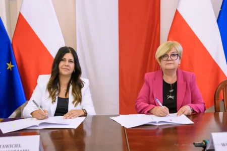 Zdjęcie przedstawia uczestników podpisania umów w ramach programu ochrony ludności i obrony cywilnej