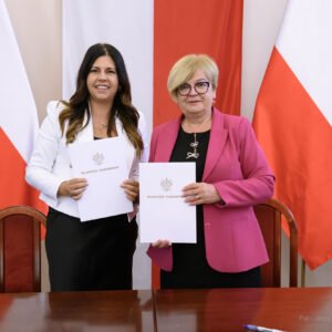 Zdjęcie przedstawia uczestników podpisania umów w ramach programu ochrony ludności i obrony cywilnej