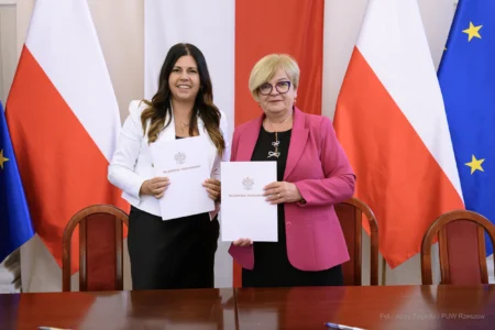 Zdjęcie przedstawia uczestników podpisania umów w ramach programu ochrony ludności i obrony cywilnej