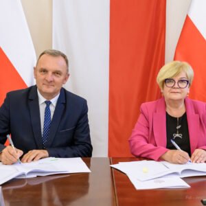 Zdjęcie przedstawia uczestników podpisania umów w ramach programu ochrony ludności i obrony cywilnej