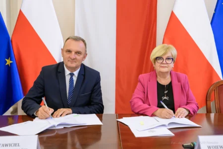 Zdjęcie przedstawia uczestników podpisania umów w ramach programu ochrony ludności i obrony cywilnej