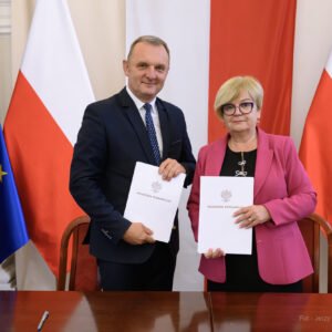 Zdjęcie przedstawia uczestników podpisania umów w ramach programu ochrony ludności i obrony cywilnej
