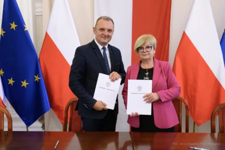 Zdjęcie przedstawia uczestników podpisania umów w ramach programu ochrony ludności i obrony cywilnej