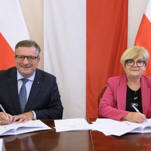 Zdjęcie przedstawia uczestników podpisania umów w ramach programu ochrony ludności i obrony cywilnej