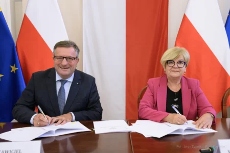 Zdjęcie przedstawia uczestników podpisania umów w ramach programu ochrony ludności i obrony cywilnej