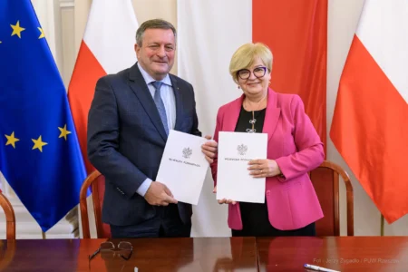 Zdjęcie przedstawia uczestników podpisania umów w ramach programu ochrony ludności i obrony cywilnej