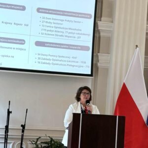 Zdjęcie przedstawia uczestników forum seniorów