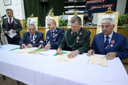 Zdjęcie przedstawia uczestników obchodów Światowego Dnia Sybiraka