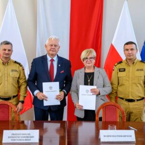 Zdjęcie przedstawia uczestników uroczystości podpisania umów w urzędzie wojewódzkim
