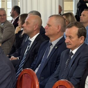 Zdjęcie przedstawia uczestników uroczystości podpisania umów w urzędzie wojewódzkim