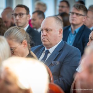 Zdjęcie przedstawia uczestników uroczystości podpisania umów w urzędzie wojewódzkim