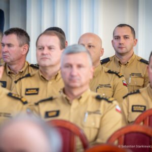 Zdjęcie przedstawia uczestników uroczystości podpisania umów w urzędzie wojewódzkim