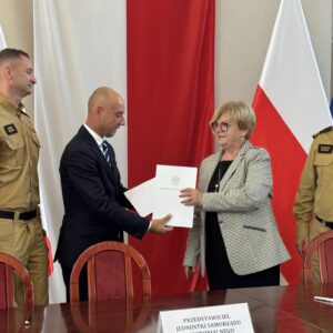Zdjęcie przedstawia uczestników uroczystości podpisania umów w urzędzie wojewódzkim