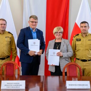 Zdjęcie przedstawia uczestników uroczystości podpisania umów w urzędzie wojewódzkim