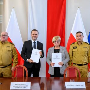 Zdjęcie przedstawia uczestników uroczystości podpisania umów w urzędzie wojewódzkim