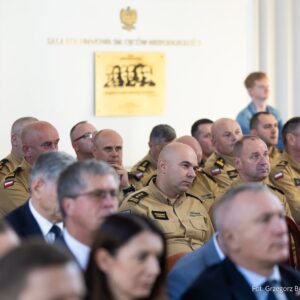 Zdjęcie przedstawia uczestników uroczystości podpisania umów w urzędzie wojewódzkim