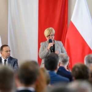 Zdjęcie przedstawia uczestników uroczystości podpisania umów w urzędzie wojewódzkim