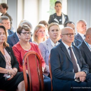 Zdjęcie przedstawia uczestników uroczystości podpisania umów w urzędzie wojewódzkim