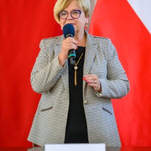 Zdjęcie przedstawia uczestników uroczystości podpisania umów w urzędzie wojewódzkim