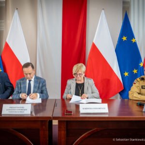 Zdjęcie przedstawia uczestników uroczystości podpisania umów w urzędzie wojewódzkim