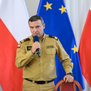 Zdjęcie przedstawia uczestników uroczystości podpisania umów w urzędzie wojewódzkim