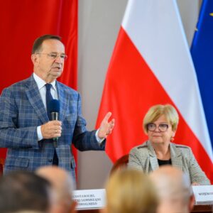 Zdjęcie przedstawia uczestników uroczystości podpisania umów w urzędzie wojewódzkim